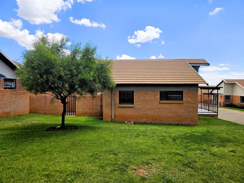 Modern 1-Bedroom Townhouse — Ideal Retirement Living, 100m from Stirling Hospital - Photo 3