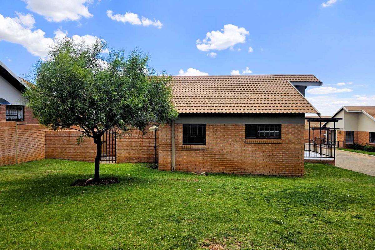 Modern 1-Bedroom Townhouse — Ideal Retirement Living, 100m from Stirling Hospital - Photo 3