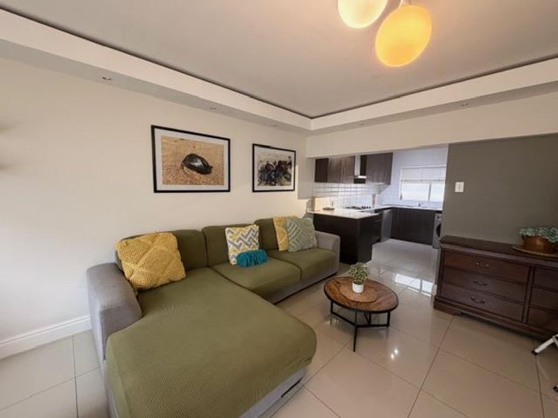 Spacious 2 bedroom apartment with enclosed balcony parking, Wi fi ready - Photo 4