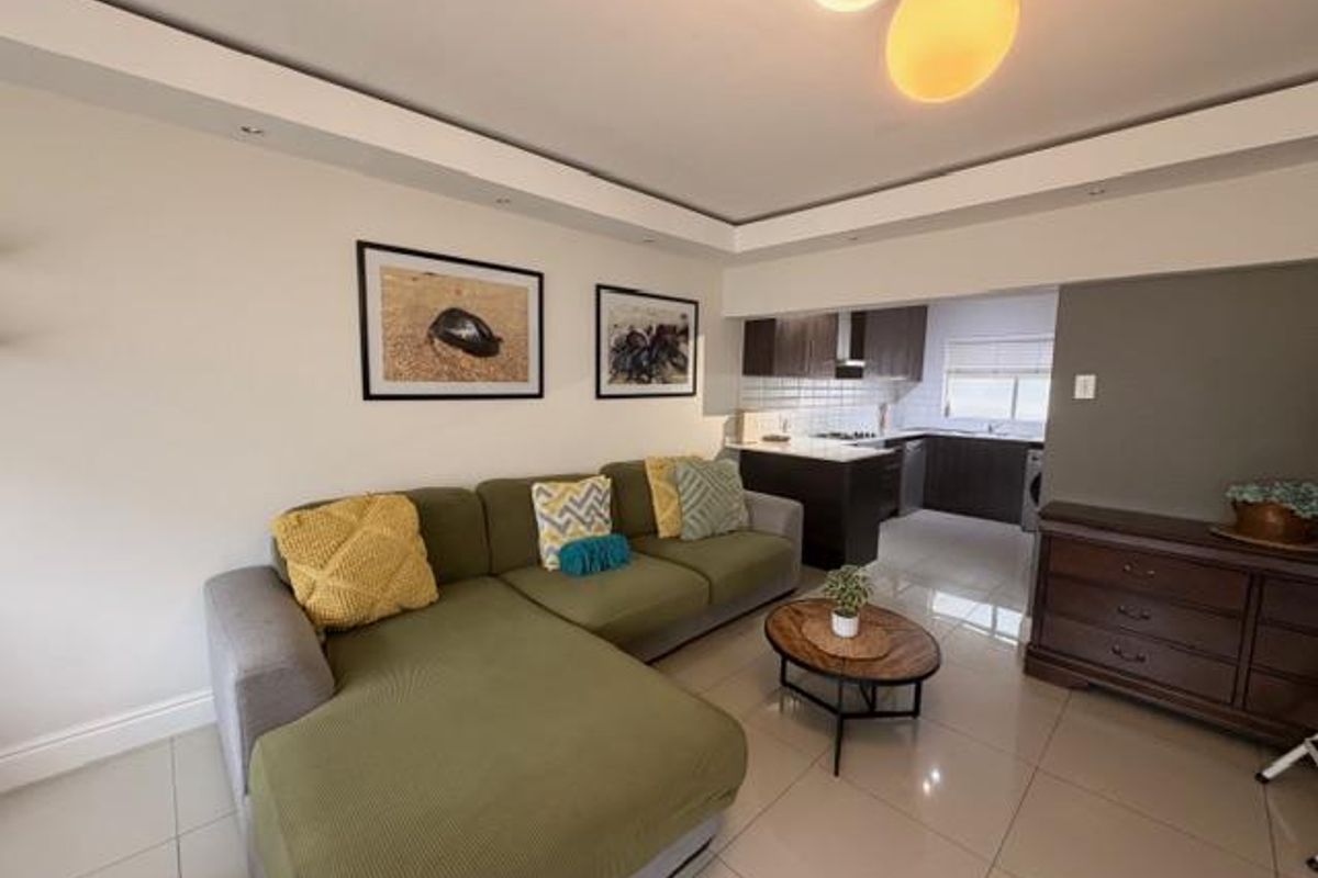 Spacious 2 bedroom apartment with enclosed balcony parking, Wi fi ready - Photo 4
