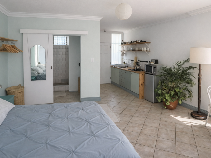 Charming Sea Point Studio Apartment with Sea Views - Photo 4