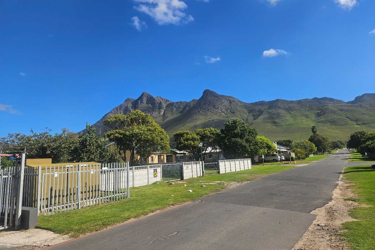 Ground floor 1 Bedroom flat in Three Sisters Kleinmond - Photo 2