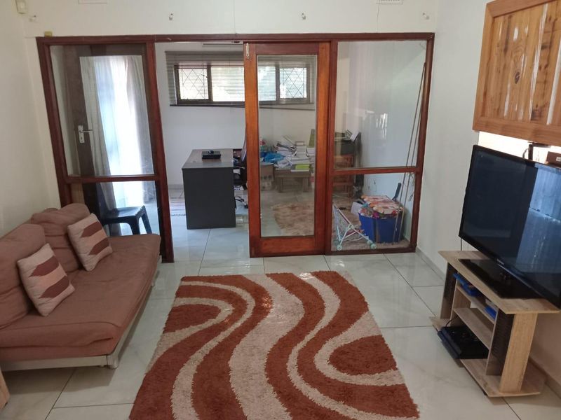 Spacious 4-Bedroom Family Home with Entertainment Area & Pool - Photo 6