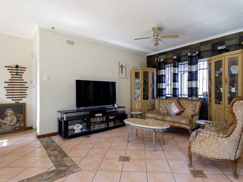 Exceptional Family Home with Outstanding Rental Potential – A Must View! - Photo 10