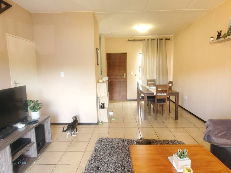 Stunning 2-bedroom pet-friendly duplex townhouse For Sale in Helderkruin - Photo 3