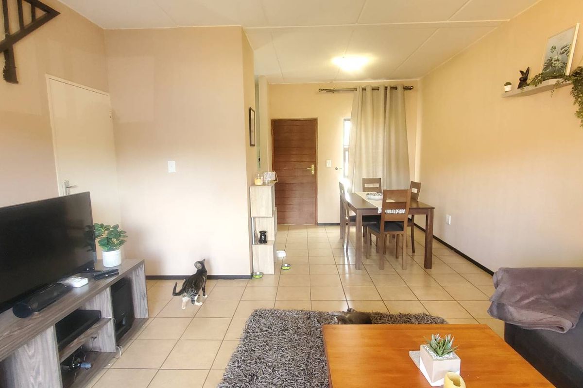 Stunning 2-bedroom pet-friendly duplex townhouse For Sale in Helderkruin - Photo 3