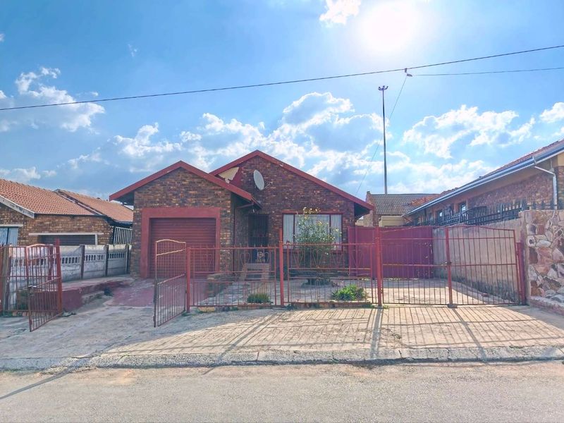 Exceptional Family Home for Sale in Ratanda, Heidelberg  Discover outstanding value and comfortable family living in the heart of Ratanda, Heidelberg. - Photo 1