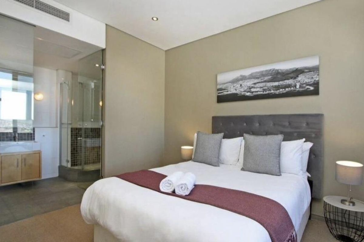 A MODERN ONE BEDROOM FURNISHED APARTMENT - Photo 2