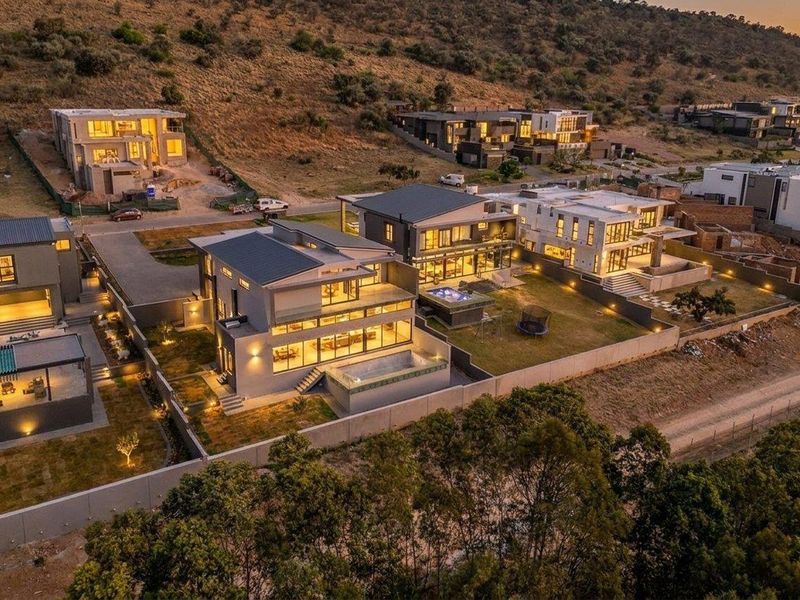 5 Bedroom Home - Defined by Distinction, Where Luxury Finds Perspective - Photo 8