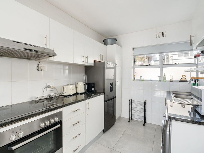 STUNNING SEA POINT APARTMENT -  PERFECT POSITION FOR STROLLERS AND JOGGERS - Photo 7