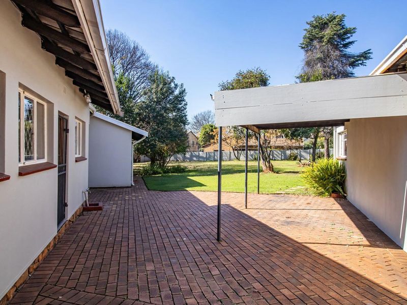 Spacious 4 Bedroom Family Home with Exceptional Living Areas in Fairland - Photo 8