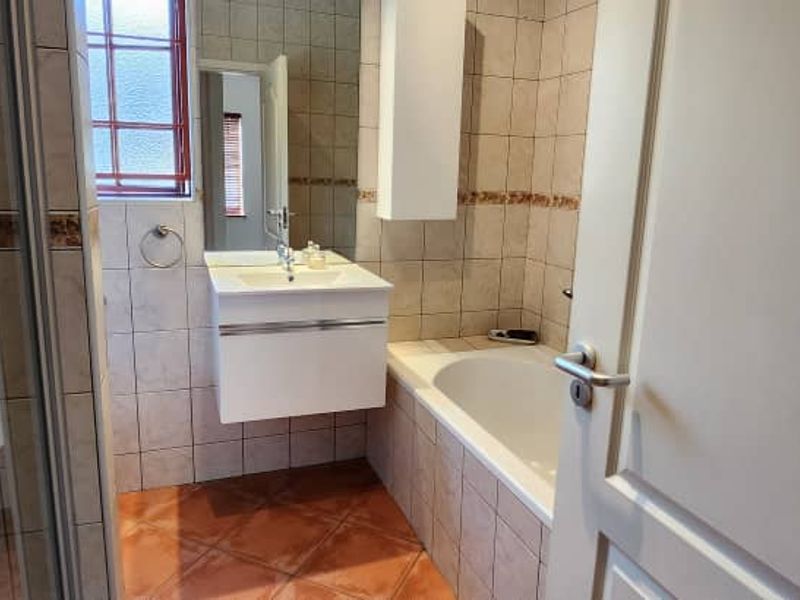 Spacious unit in small complex of only 6 units - Photo 4