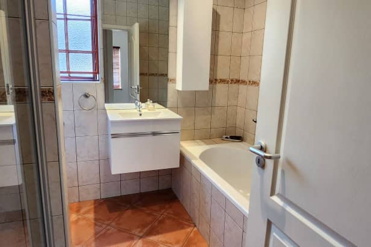 Spacious unit in small complex of only 6 units - Photo 4