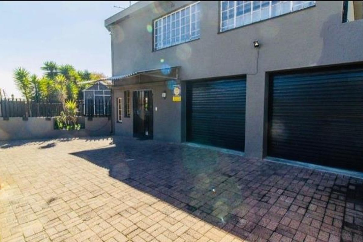 4 Bedroom House for Sale in Rewlatch Johannesburg - Photo 3