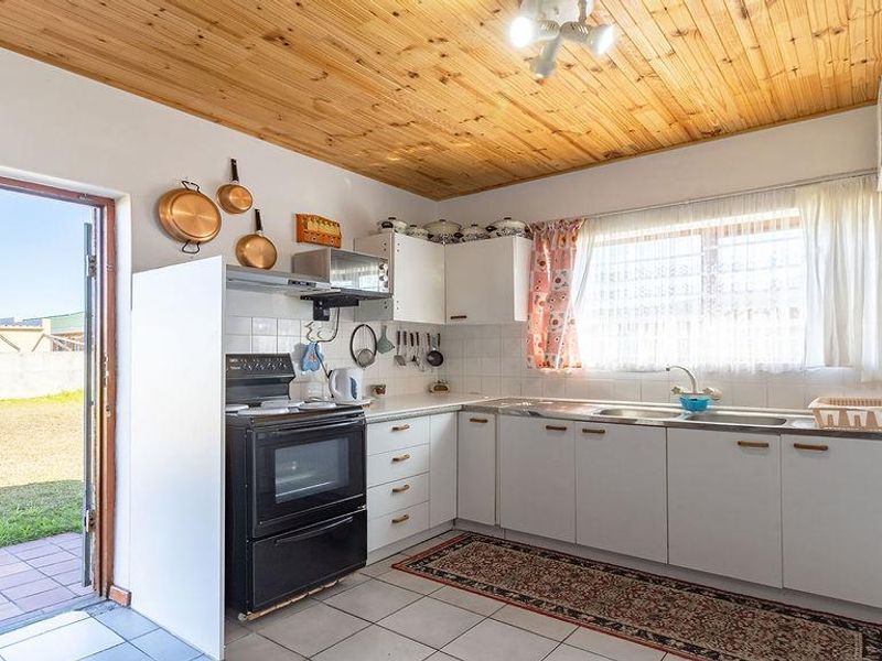 Seaside Bliss: Your Dream Holiday Home Awaits! - Photo 10