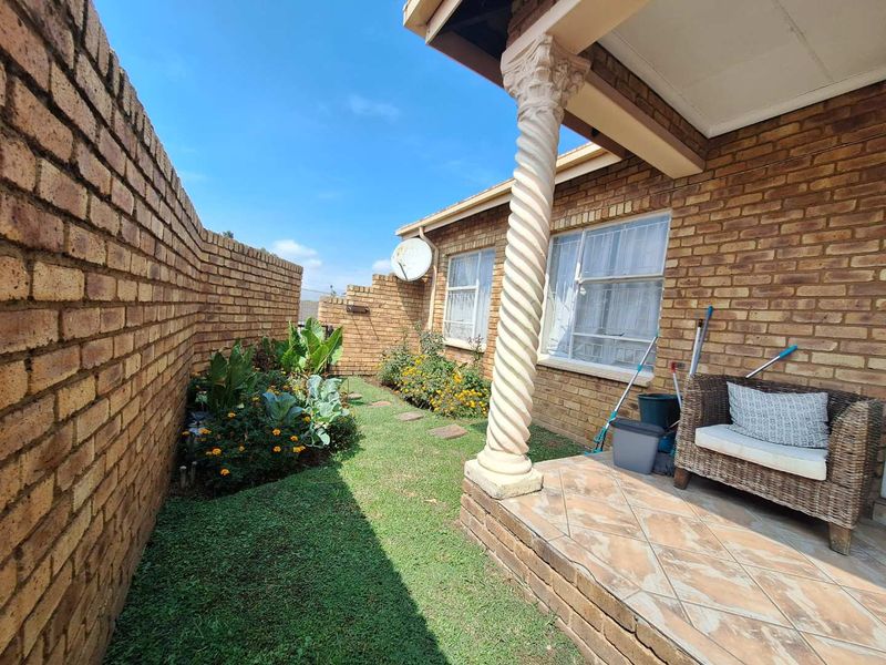 WOW!!! What Sale - Two Bedroom Ground floor Vandykpark - Photo 4
