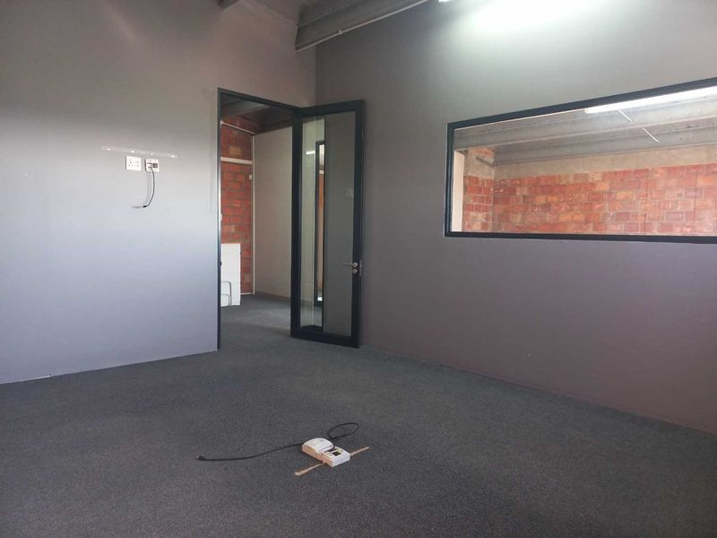 Warehouse or Mixed Use premises with mezzanine offices, available immediately! - Photo 10
