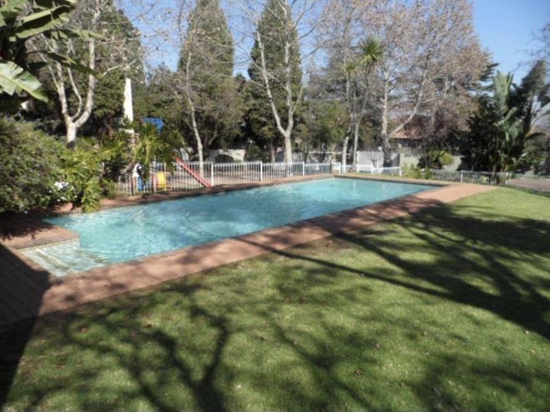 A CHARMING TWO BEDROOM FURNISHED GARDEN APARTMENT - Photo 3