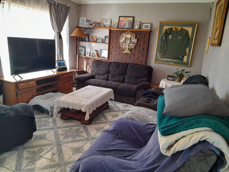 Three Bedroom Family Home For Sale in Brackendowns - Photo 5