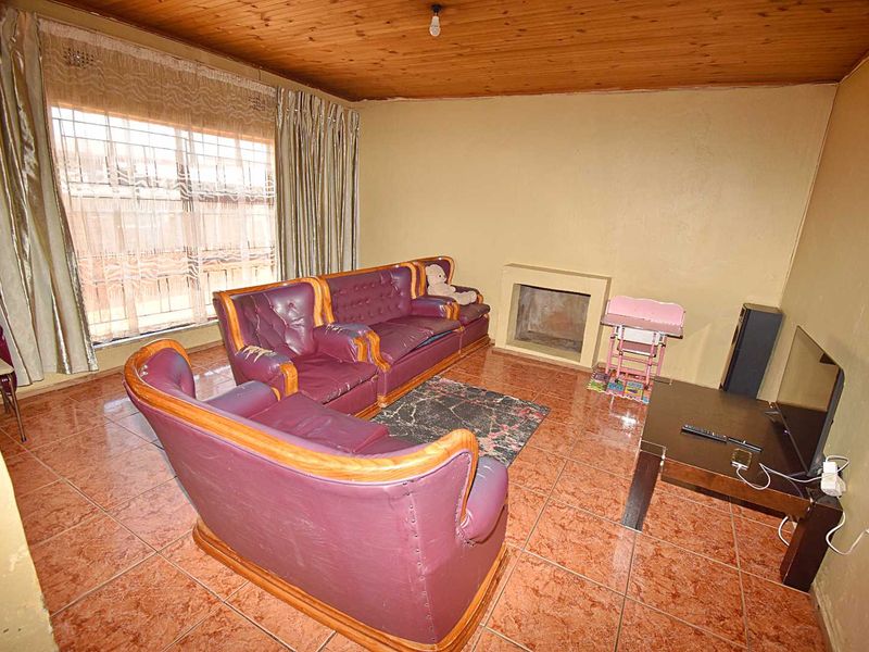 Low maintenance home - Photo 4