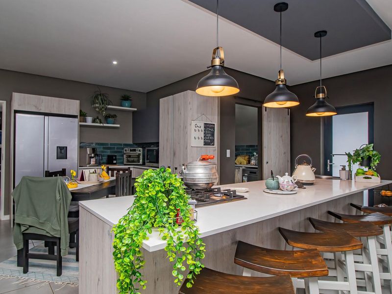 Hartland estate entertainers dream home - Photo 10