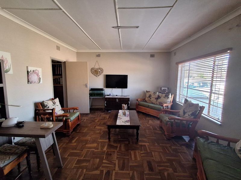 3-Bedroom Home with Garage, Covered Parking, Storerooms & Enclosed Garden - Photo 7