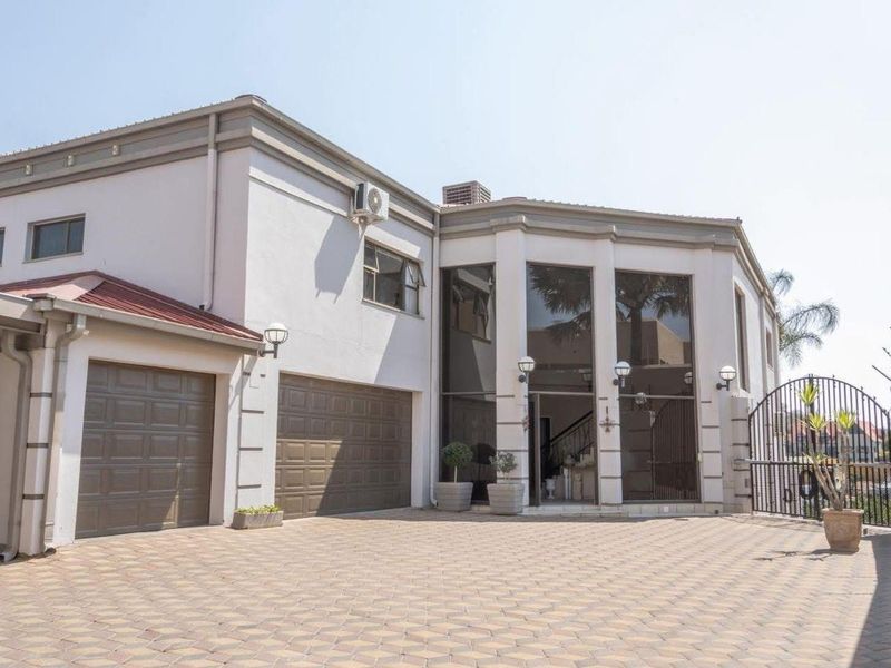 🏡 Beautiful Family Home in Highly-Sought Ludwigsdorf - Photo 2