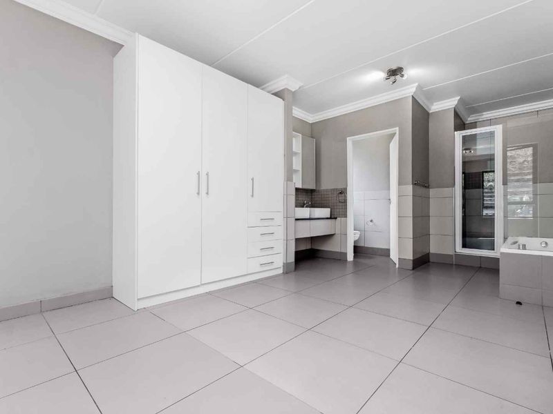 GROUND FLOOR UNIT IN A QUIET AND HIGHLY DESIRABLE LOCATION - Photo 10