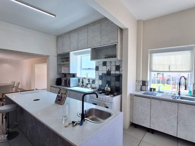 Beautiful 5 Bedroom Home With Cottage - Photo 9