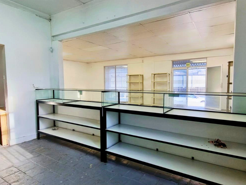 130m2 Road-Facing Commercial Space to Rent - Photo 4