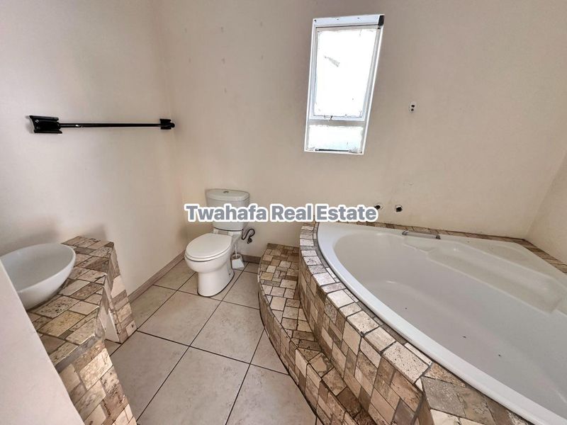 Spacious home - Photo 8