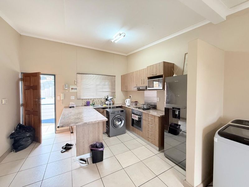 CORNER UPPER FLOOR UNIT OF ONLY 8 UNITS IN THR COMPLEX - Photo 4