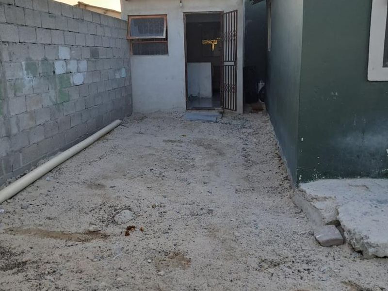 Charming 2-Bedroom House with Spacious Flat - R680,000 - Photo 9