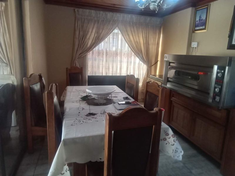 3 bedroom house in Siluma view,Katlehong - Photo 5