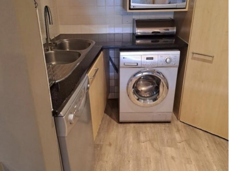 A BEAUTIFULLY FURNISHED TWO BEDROOM APARTMENT - Photo 4