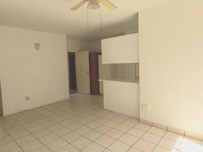 Charming Ground Floor Pet-Friendly Unit in Secure Complex - Photo 7