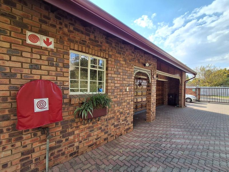 Spacious 3-Bedroom unit with garden and double garage - Photo 8
