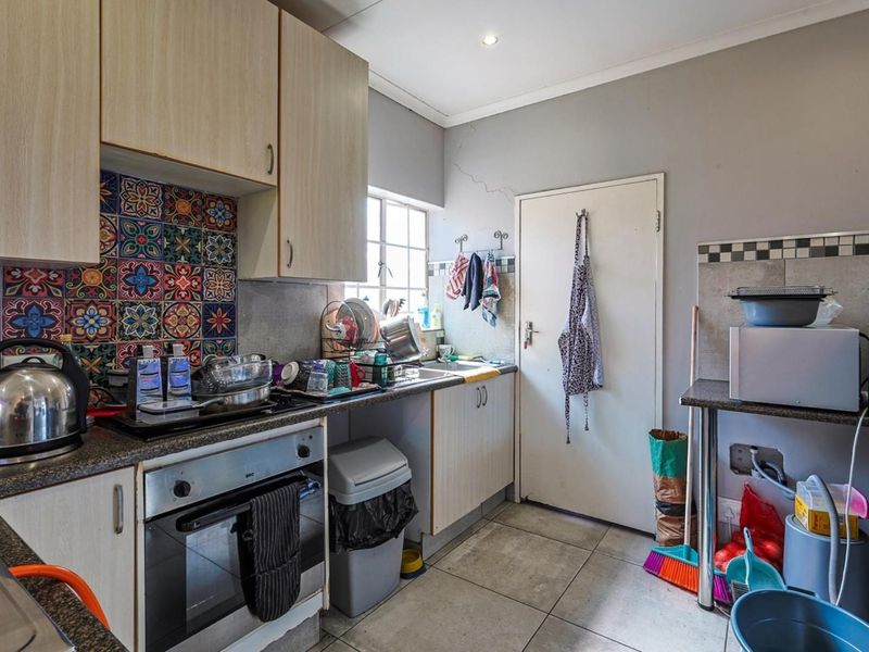 Modern 3-Bed, 2-Bath Townhouse in Secure Estate - Photo 8