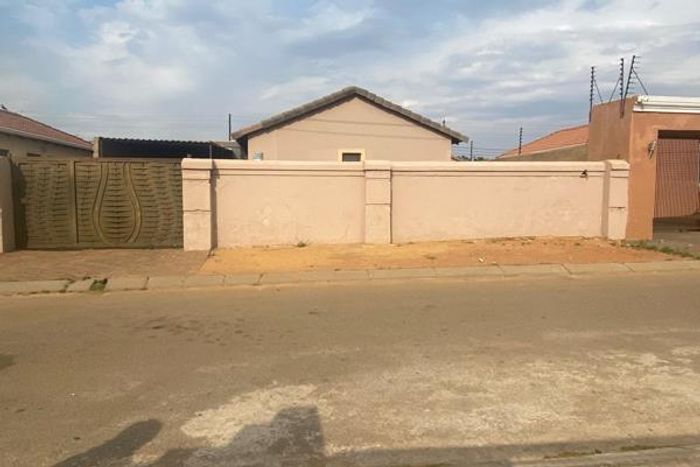 Property #2476151, House For Sale in Protea Glen Ext 28