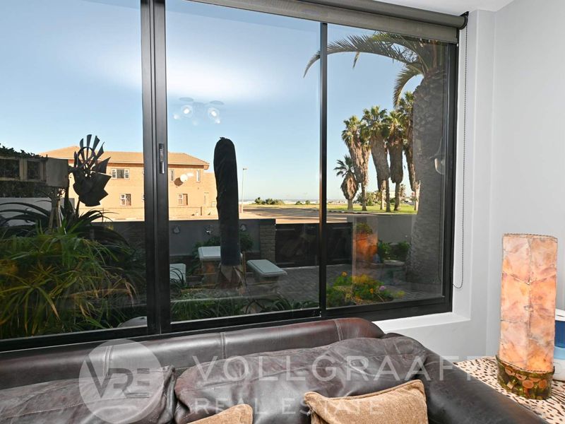 Coastal Luxury Living: Two homes and a flat on one erf - Photo 8