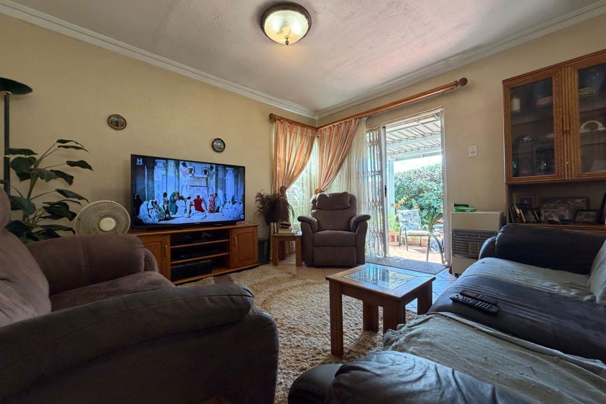 Charming 3-Bedroom Townhouse in Sought-After Randhart, Alberton - Photo 2