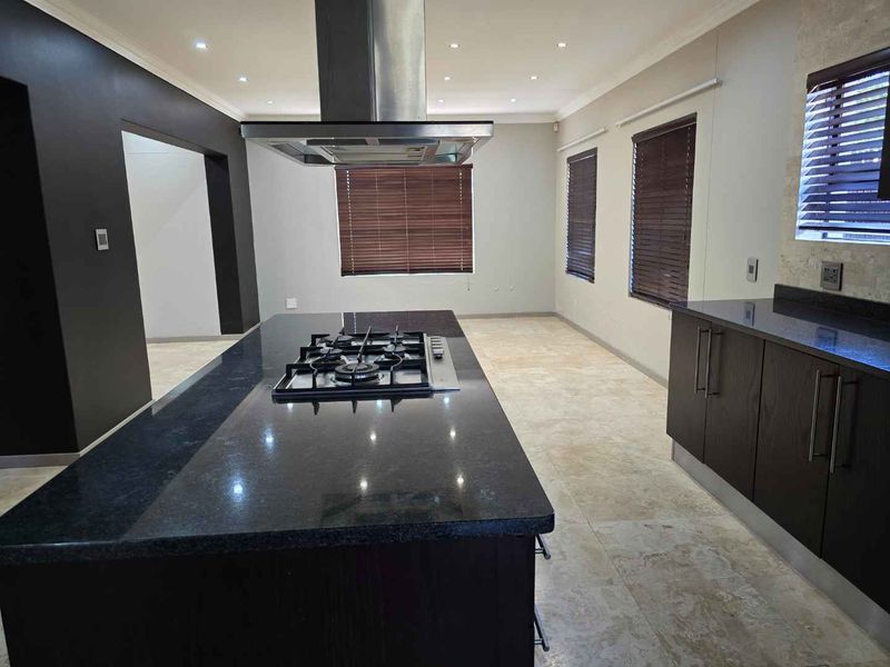 Eco-Friendly Luxury | Seamless Off-Grid Living with Solar, Inverter, & Backup Battery - Photo 8