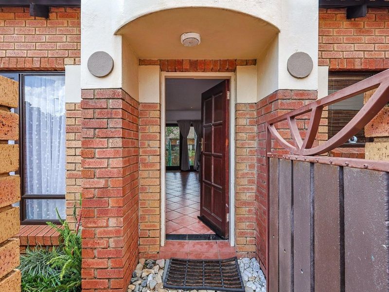 Perfect Mooikloof Ridge Home – Spacious Bedrooms, Big Garden, Great Amenities - Photo 3