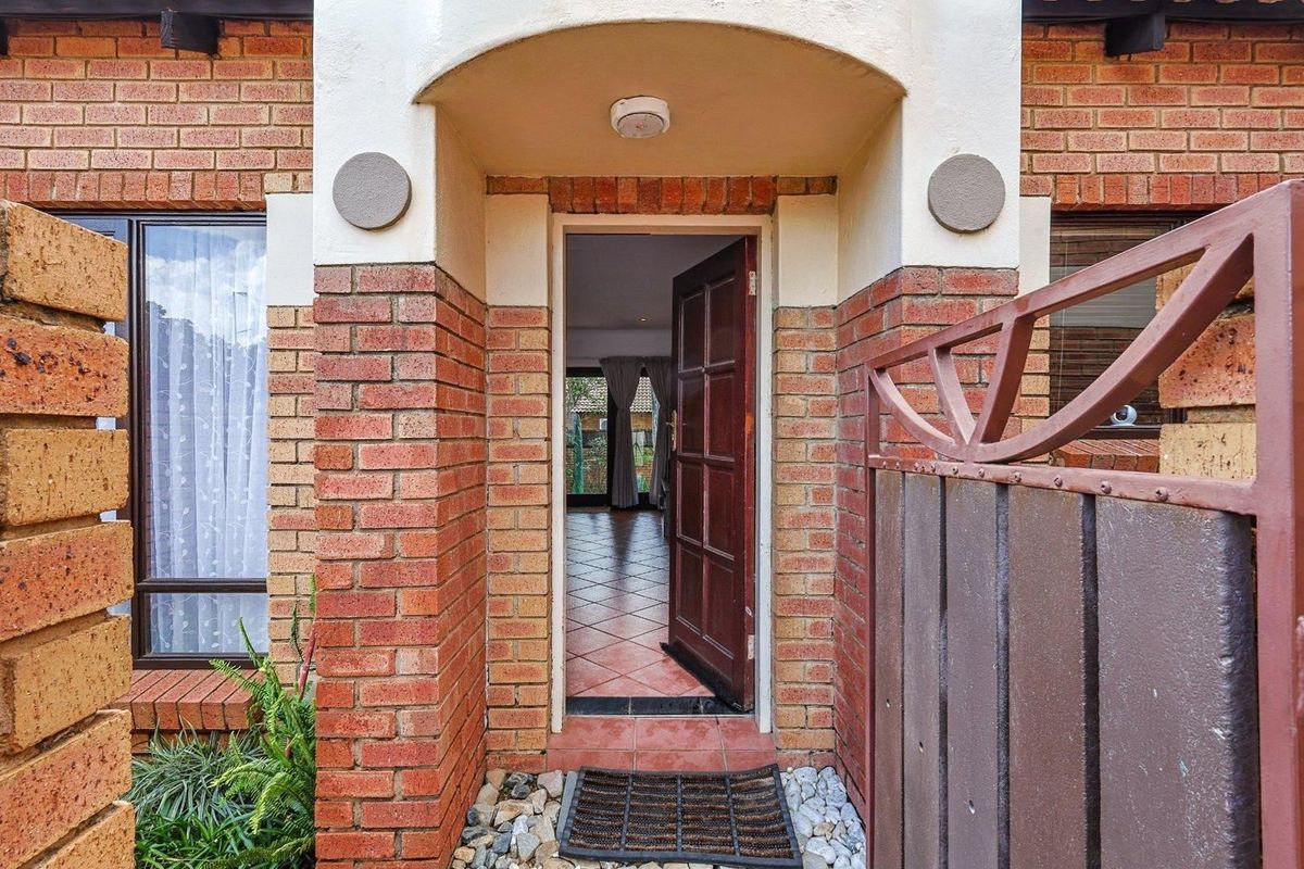 Perfect Mooikloof Ridge Home – Spacious Bedrooms, Big Garden, Great Amenities - Photo 3