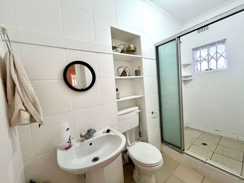 Modern Touches & Classic Comfort – 2-Bedroom Home in Westriding - Photo 10