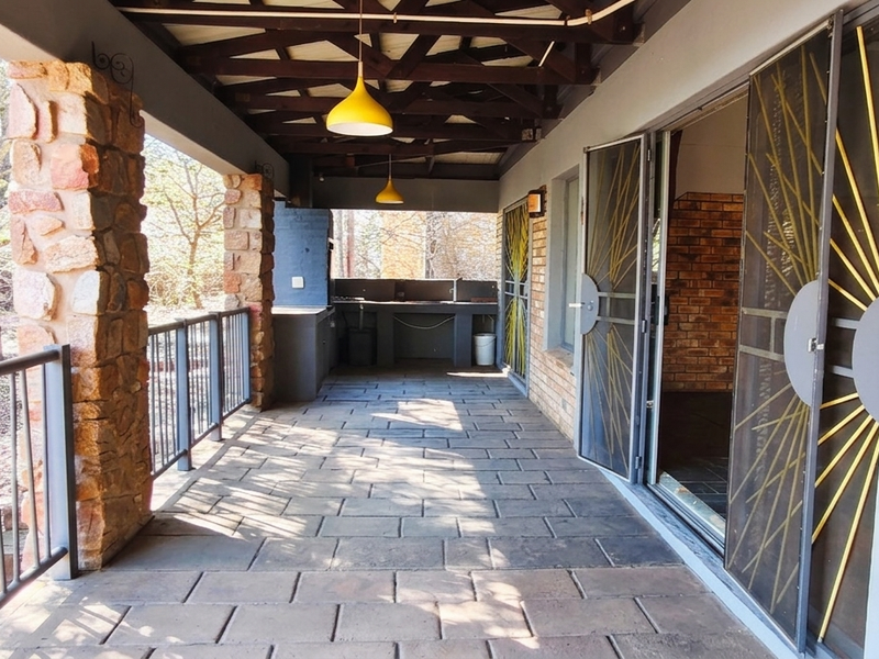Immaculate Gem: Comfort, Style, and Functionality! - Photo 3