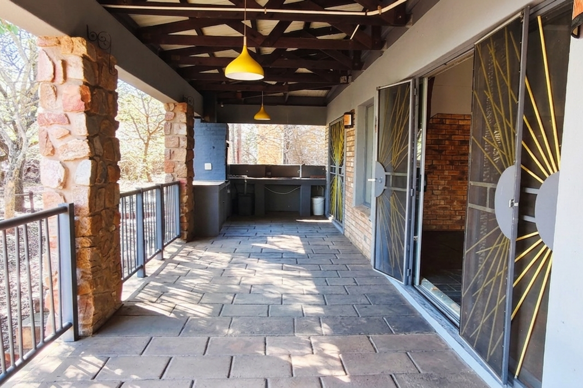 Immaculate Gem: Comfort, Style, and Functionality! - Photo 3