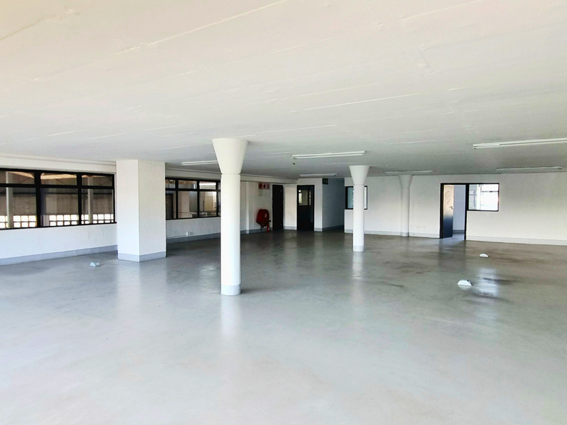 Redhill warehouse with 250 Amps power, offices and secure access. 1,616m2. Immediate occupation. Prime logistics corridor. - Photo 5