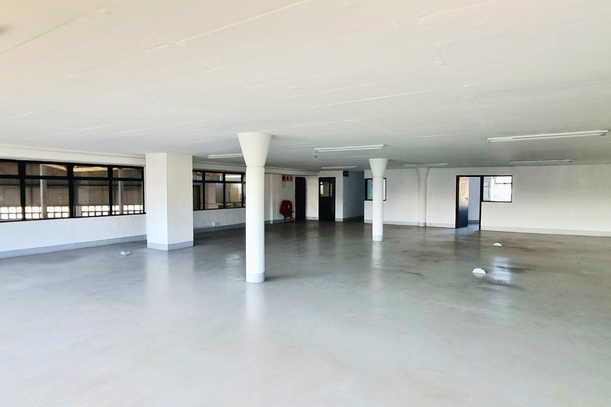 Redhill warehouse with 250 Amps power, offices and secure access. 1,616m2. Immediate occupation. Prime logistics corridor. - Photo 5