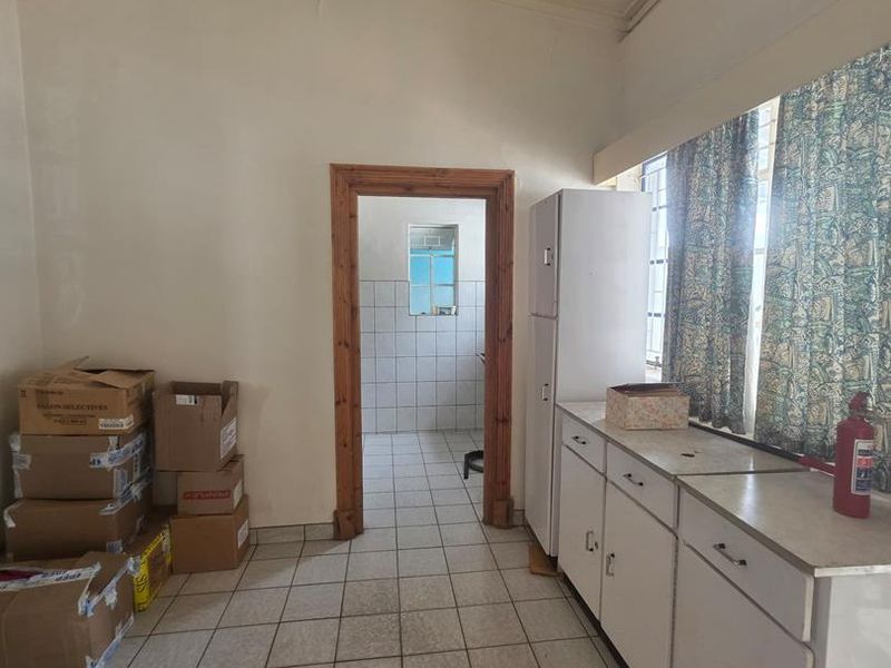 Large German style Four-bedroom house for sale in Usakos. - Photo 7